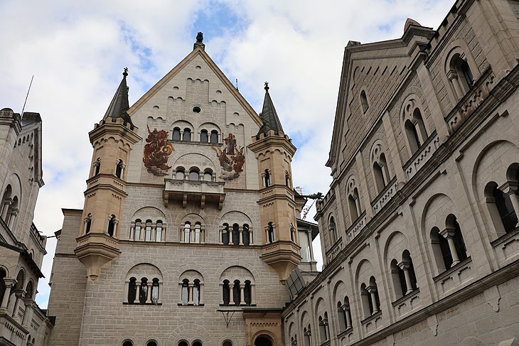 Innenhof Schloss Neuschwanstein (©Foto: Martin Schmitz) 